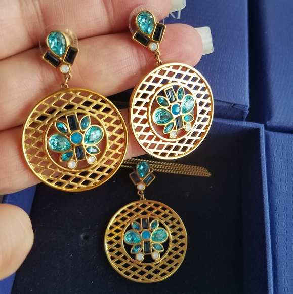 AUTHENTIC Swarovski 24k Gold Plated CYAN Round Pendant Necklace & Earrings SET